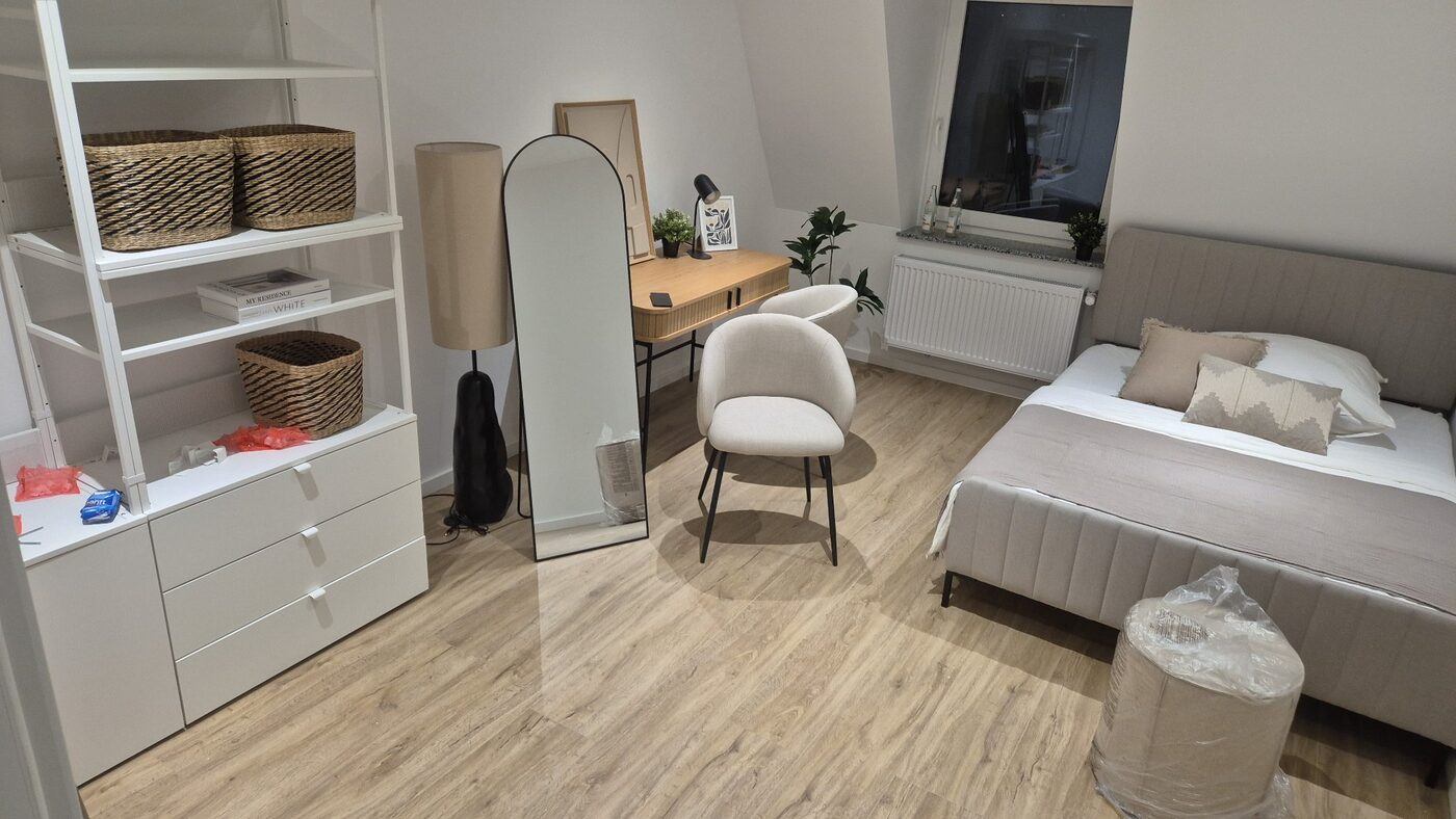 Komplett eingerichtetes Schlafzimmer mit neuem Vinylboden und montierten Möbeln in Marktredwitz