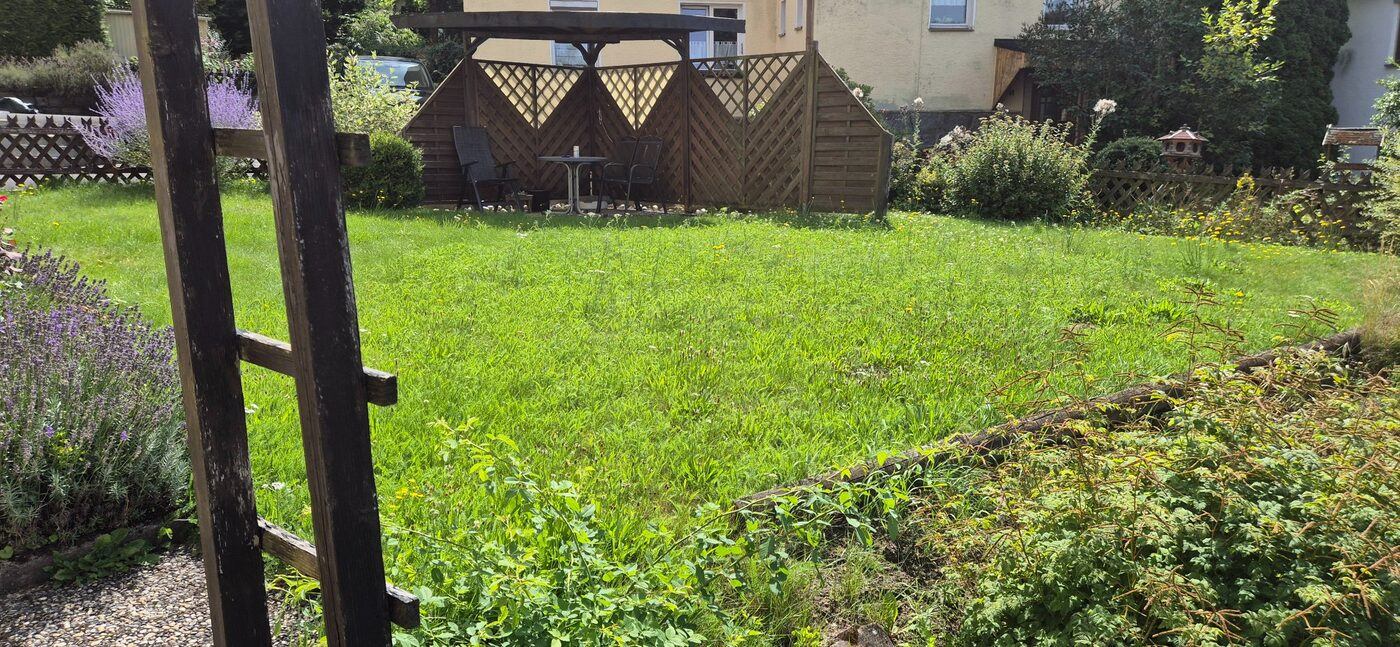 Gepflegter Rasen und Gartenanlage nach Gartenpflege durch SK Allround Handwerk