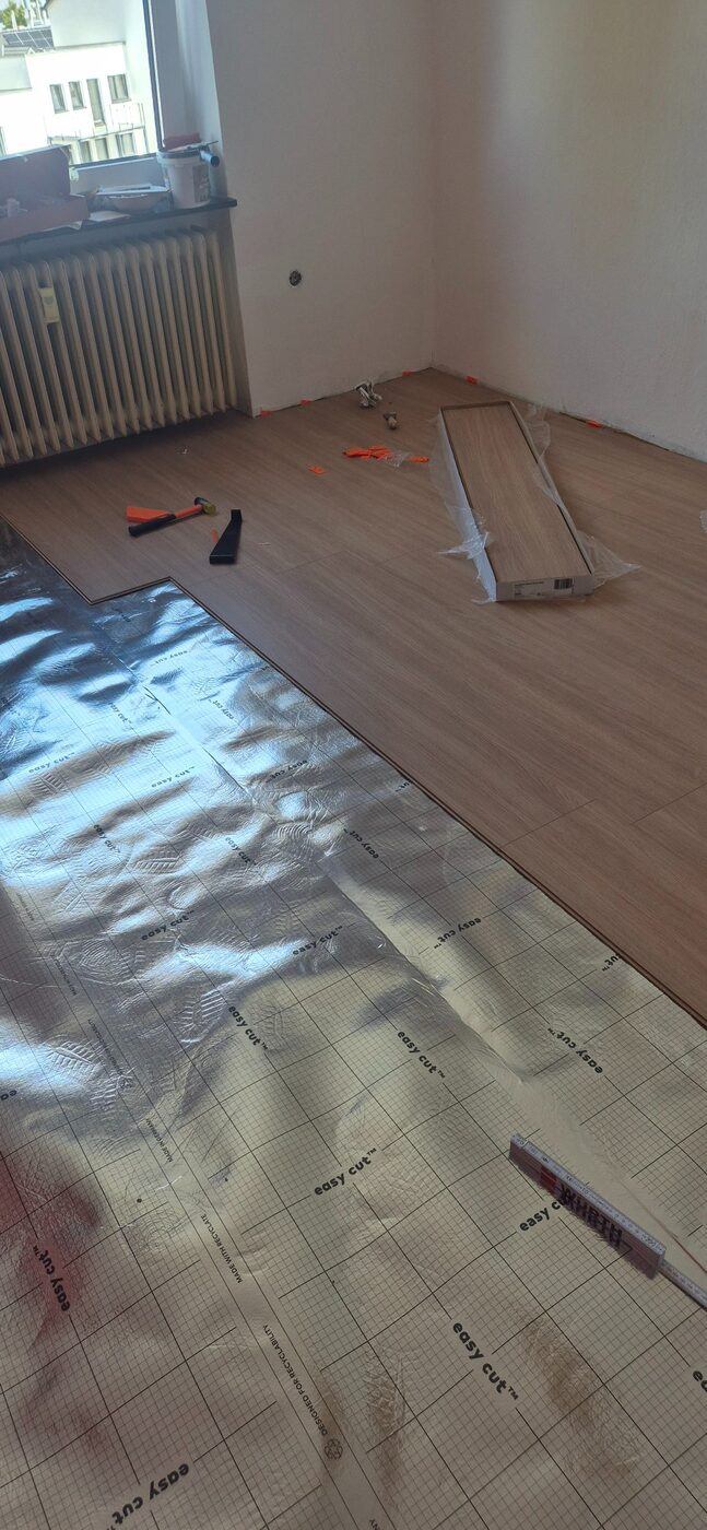 Laminatverlegung in Arbeit mit Trittschalldämmung – fachgerechte Bodenverlegung